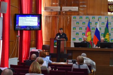 Начальник ОМВД России по Мостовскому району Роман Лесничий отчитался перед депутатами о работе полиц