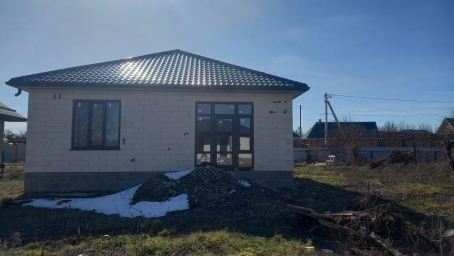 В административном центре пгт. Мостовского продается новый газоблочный дом пл. 98 кв.м