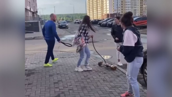 Невыспавшийся мужчина всыпал ремня шумящим в 6 утра девушкам Невыспавшийся мужчина всыпал ремня шумящим в 6 утра девушкам