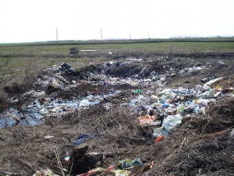 В Мостовском районе на земельном участке установлен факт захламления